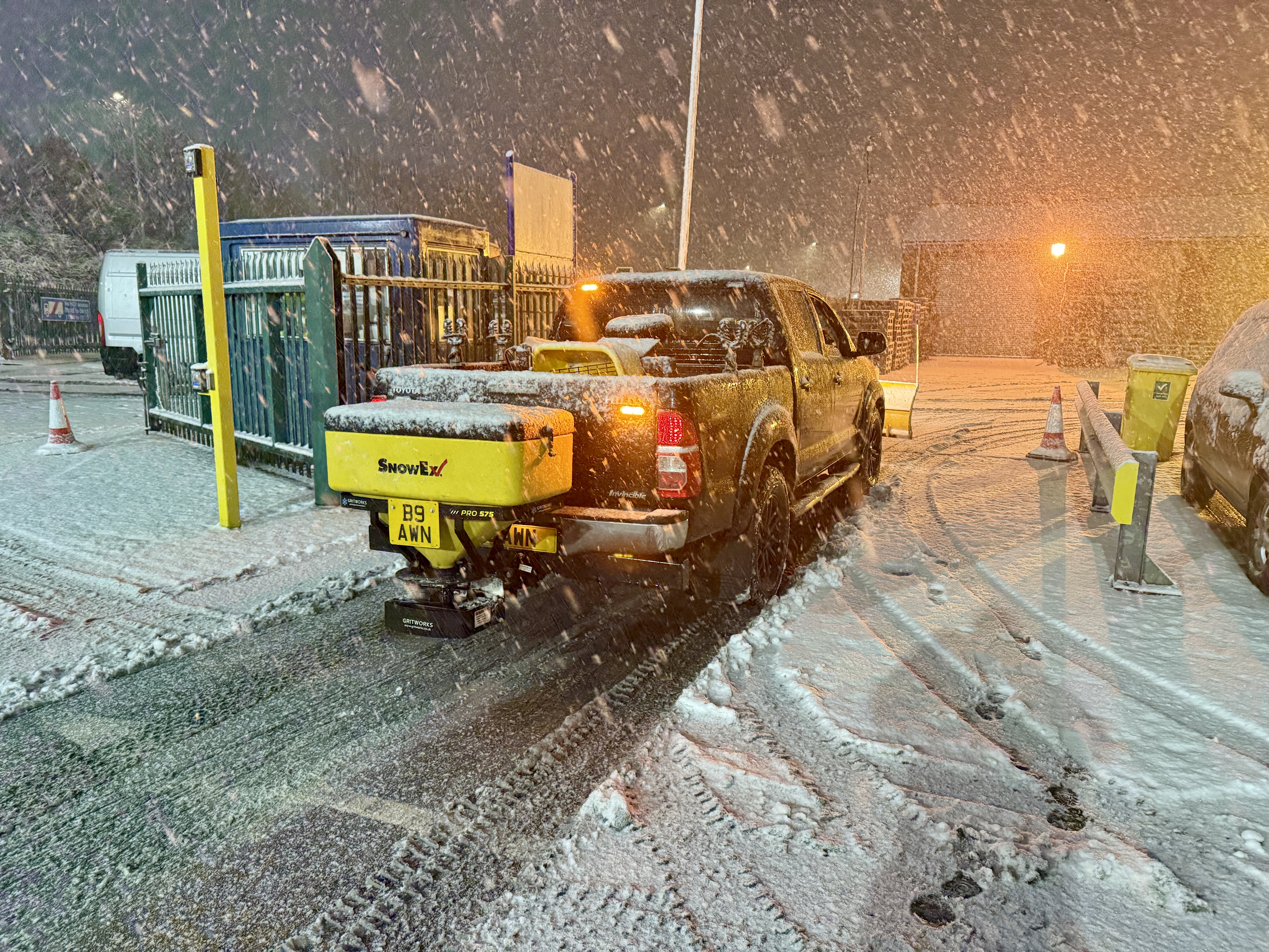Img_0210 - Bawcro Snow & Gritting Services Ltd Hilux with Snowex Spreader Gritting in Snowy Conditions